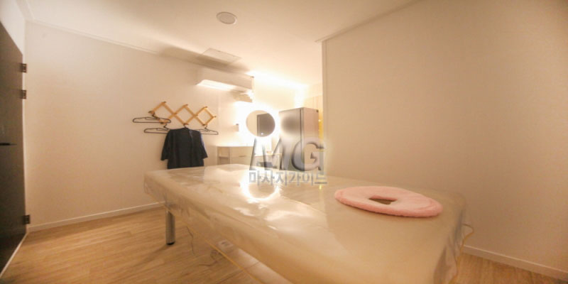 평택건마 더케어에서 60분 스웨디시 마사지 받는 모습