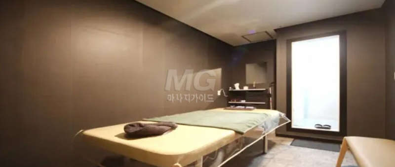 청결하게 세팅된 광교건마 마사지룸